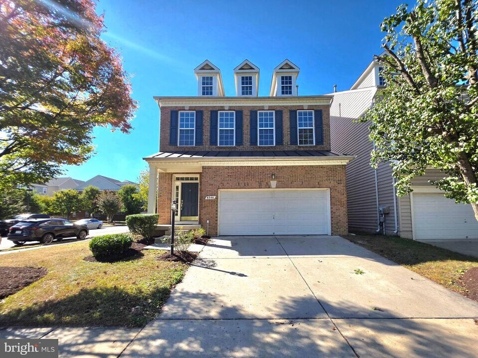 8346 Middle Ruddings Dr in Lorton, VA - Building Photo