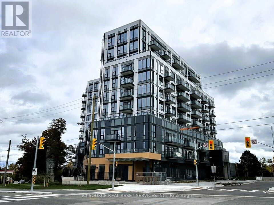 7439 Kingston Rd in Toronto, ON - Building Photo