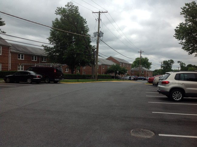 Graduate Gardens Apartments in College Park, MD - Foto de edificio - Building Photo