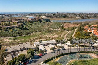 745 Domingo Dr in Newport Beach, CA - Building Photo - Building Photo