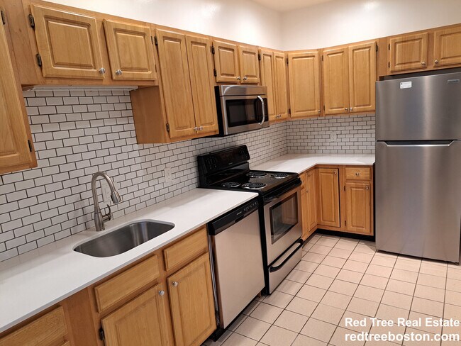 1402 Beacon St, Unit 3 in Brookline, MA - Foto de edificio - Building Photo