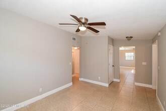7613 Crest Dr N in Jacksonville, FL - Building Photo - Building Photo