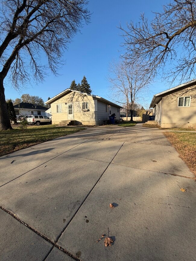 1109 33rd Ave N in St. Cloud, MN - Building Photo - Building Photo