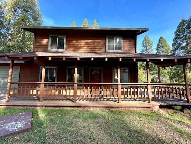 526 Ivy St in Grass Valley, CA - Foto de edificio - Building Photo
