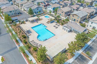 17047 Zion Dr in Santa Clarita, CA - Foto de edificio - Building Photo