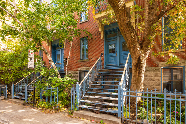 466-492 Saint-Louis Rue in Montréal, QC - Building Photo - Building Photo