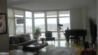 8220 Crestwood Heights Dr in McLean, VA - Building Photo