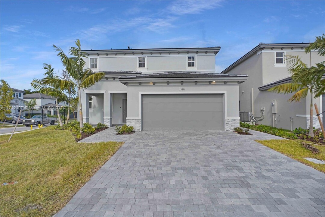 13621 SW 185th Ln in Miami, FL - Building Photo