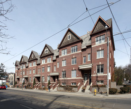 2286-2291 Queen St in Toronto, ON - Building Photo - Primary Photo