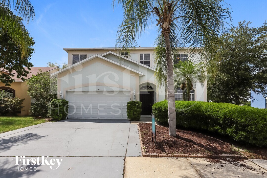 1227 Alpine Lake Dr in Brandon, FL - Building Photo