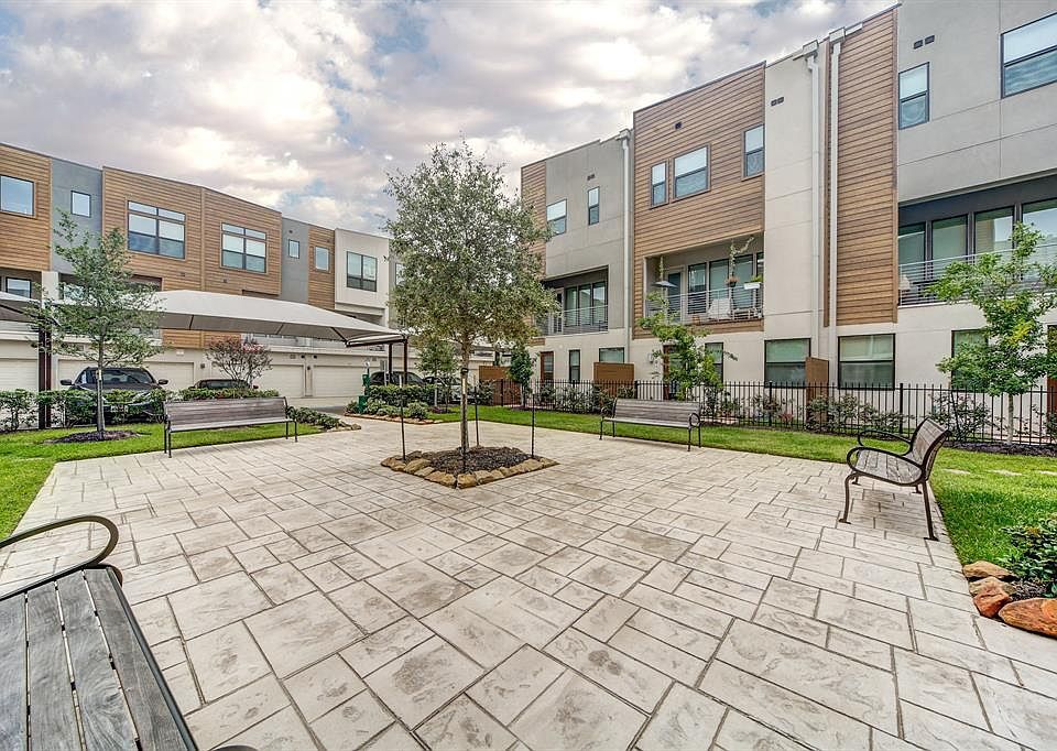 2401 Crawford St, Unit B107 in Houston, TX - Building Photo