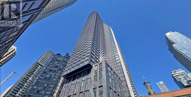 8-5218 Wellesley St W in Toronto, ON - Building Photo - Building Photo