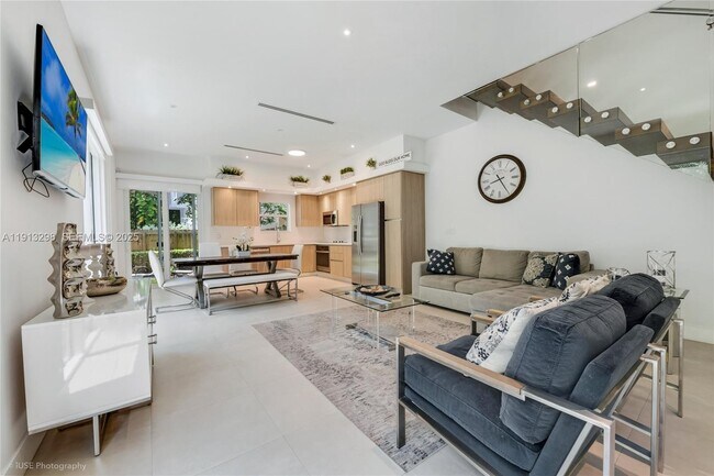 2868 SW 33rd Ct in Miami, FL - Foto de edificio - Building Photo