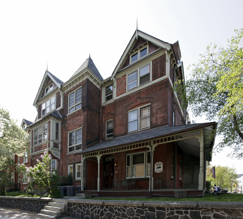 3320 Arch St in Philadelphia, PA - Building Photo