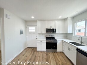 305 Holly St in Oceanside, CA - Building Photo - Building Photo