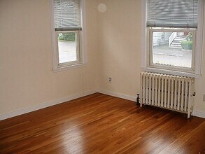 393 Newton St, Unit 1 in Waltham, MA - Building Photo - Building Photo