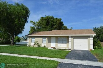 19376 Delaware Cir in Boca Raton, FL - Building Photo - Building Photo