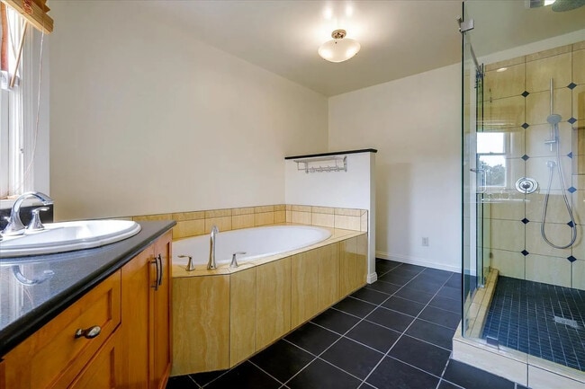 1006 Hecker Pass Rd in Watsonville, CA - Building Photo - Building Photo