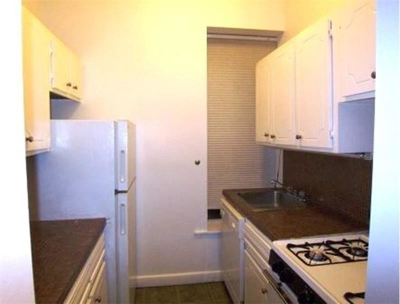 314 W 51st St-Unit -#B4 in New York, NY - Building Photo