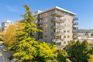 Bayview Apartments in West Vancouver, BC - Building Photo