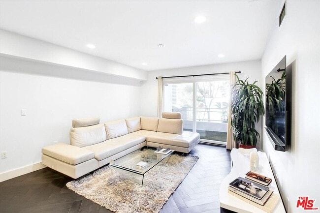 1319 N Detroit St in Los Angeles, CA - Building Photo - Building Photo