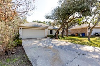 7401 Lady Suzannes Ct in Austin, TX - Foto de edificio - Building Photo