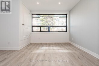 942 St Clair Ave W in Toronto, ON - Building Photo - Building Photo