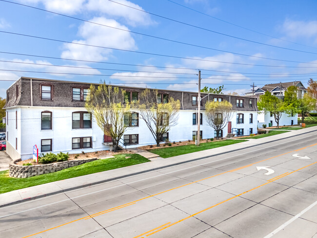 Fieldhouse View Apartments in Lawrence, KS - Foto de edificio - Building Photo