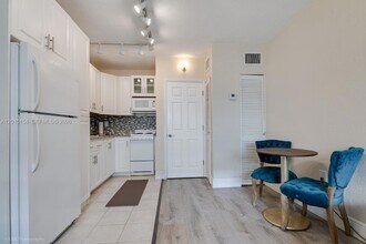 2539 S Bayshore Dr, Unit 428E in Miami, FL - Foto de edificio - Building Photo
