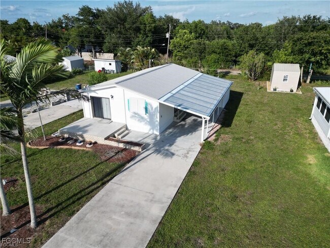 16091 Siesta Dr in Ft. Myers, FL - Building Photo - Building Photo