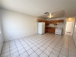 4220 Stewart Ave, Unit 2 in Las Vegas, NV - Building Photo - Building Photo