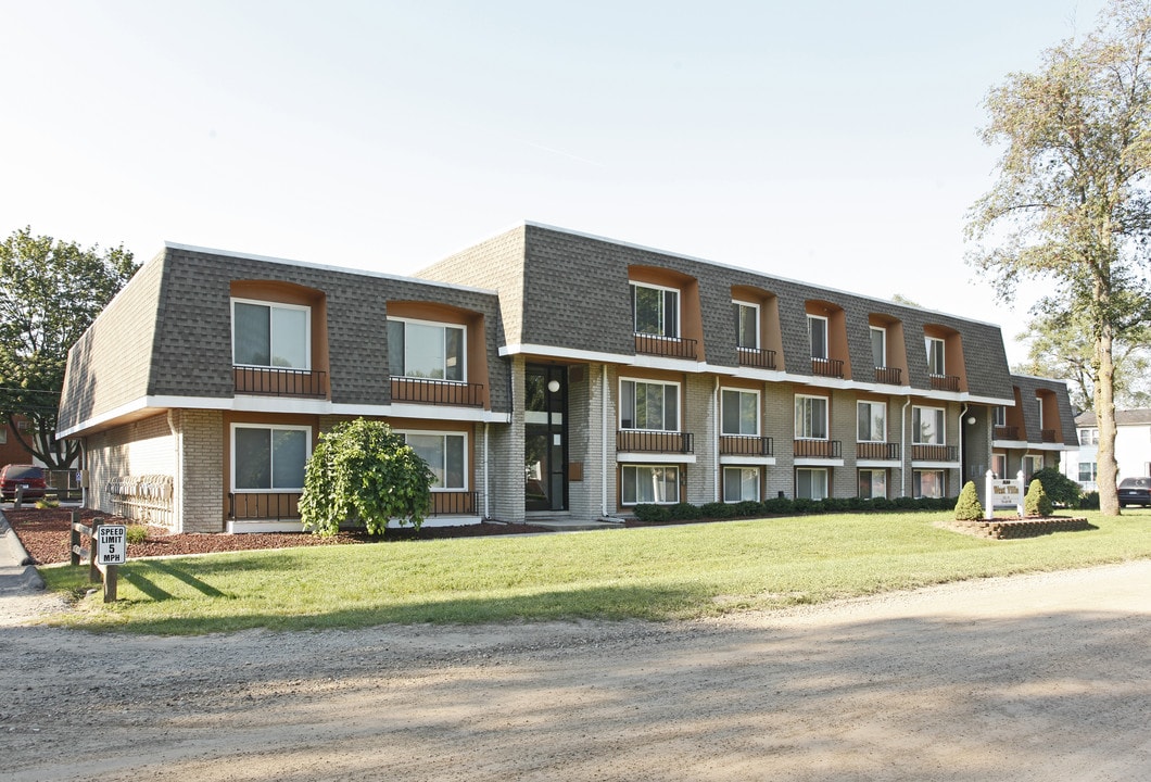 West Villa Apartments in Westland, MI - Building Photo