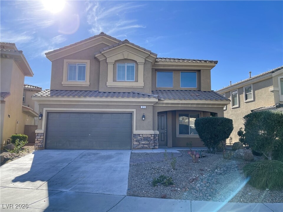 21 Tall Ruff Dr in Las Vegas, NV - Building Photo