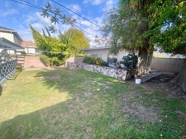 1760 Ruhland Ave-Unit -Rear Bungalow in Manhattan Beach, CA - Building Photo - Building Photo