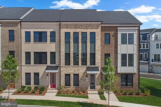 13916 Aviation Pl in Herndon, VA - Building Photo - Building Photo