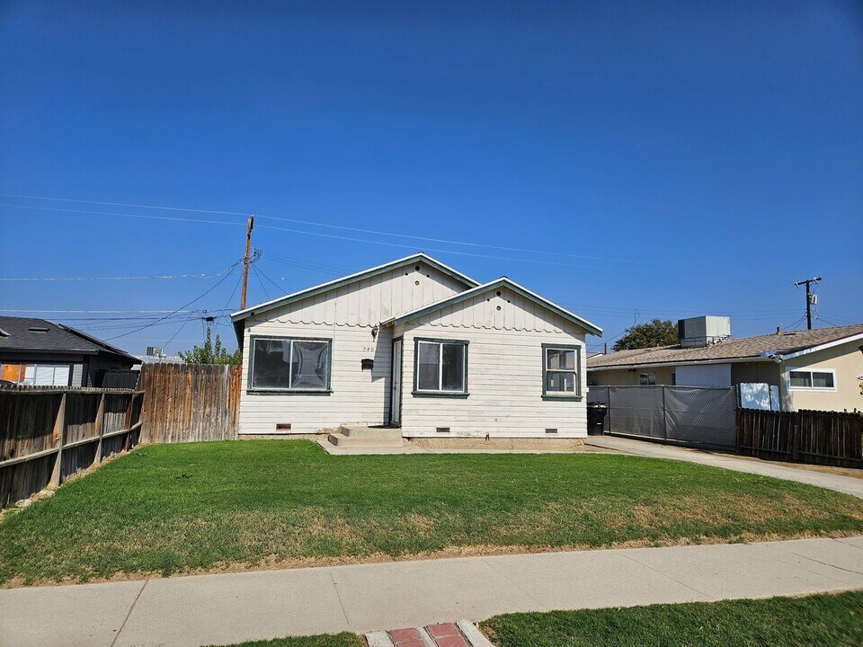 240 E Ash Ave in Shafter, CA - Building Photo