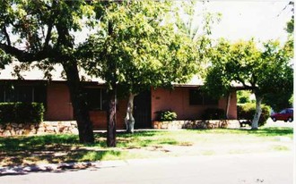 822-910 E Rose Ln Apartments