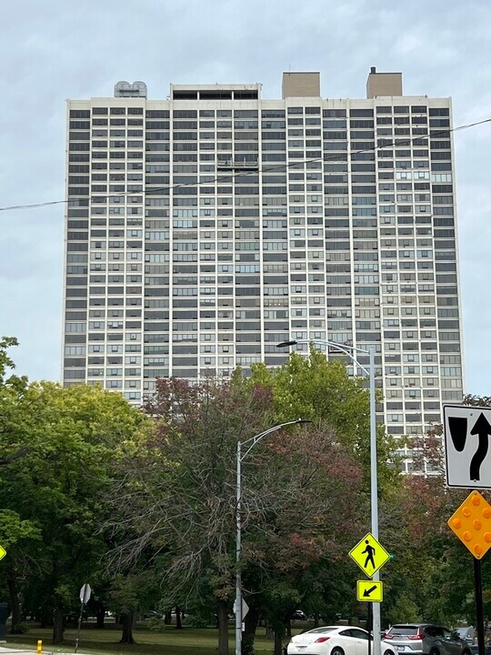2800 N Lake Shore Dr, Unit 613 in Chicago, IL - Building Photo