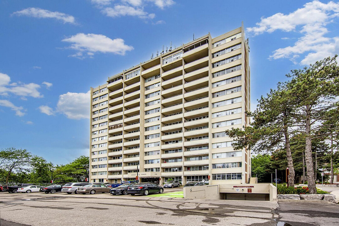 Ridge Hill Towers in Oakville, ON - Building Photo