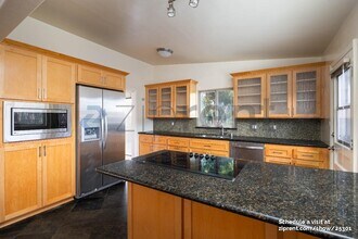 8572 Fireside Ave in San Diego, CA - Foto de edificio - Building Photo