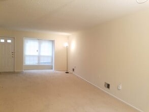 30 Albury Way in North Brunswick, NJ - Building Photo - Building Photo