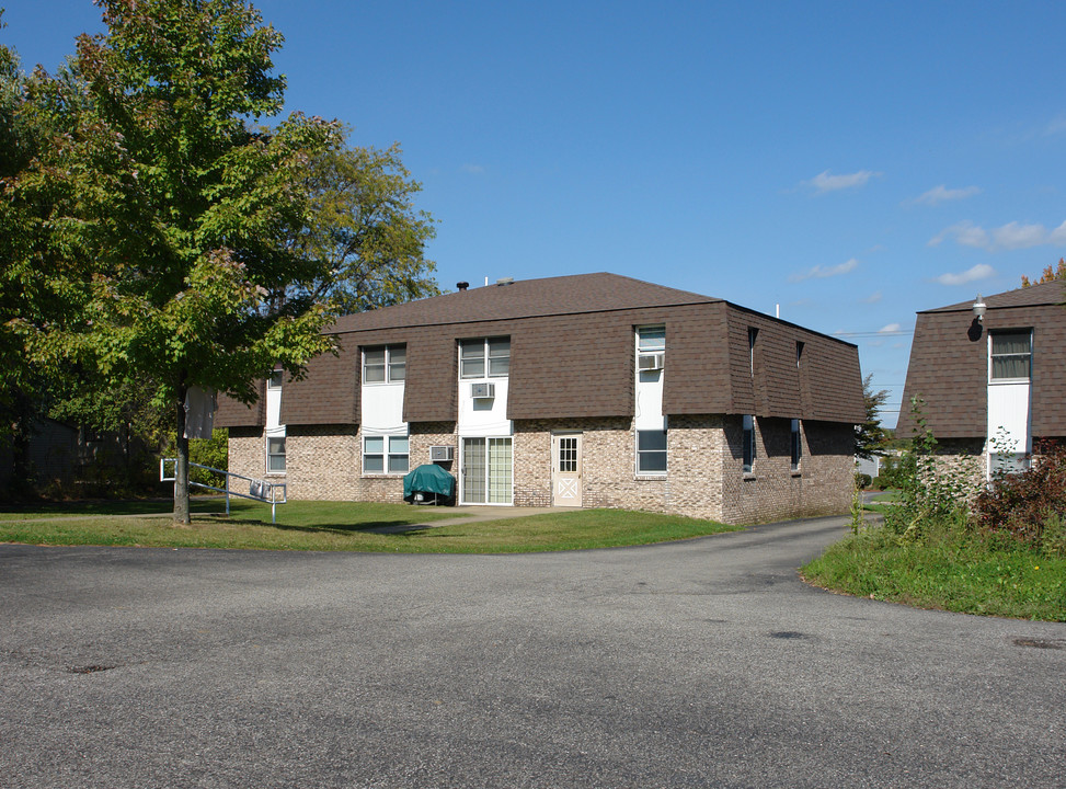 825-835 W Park Ave in Hubbard, OH - Building Photo