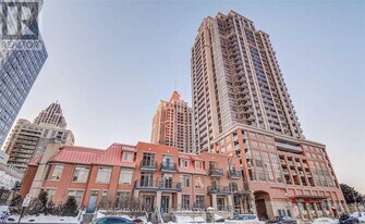 320 City Centre Dr in Mississauga, ON - Building Photo