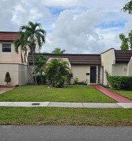 7318 Twin Sabal Dr in Miami Lakes, FL - Building Photo