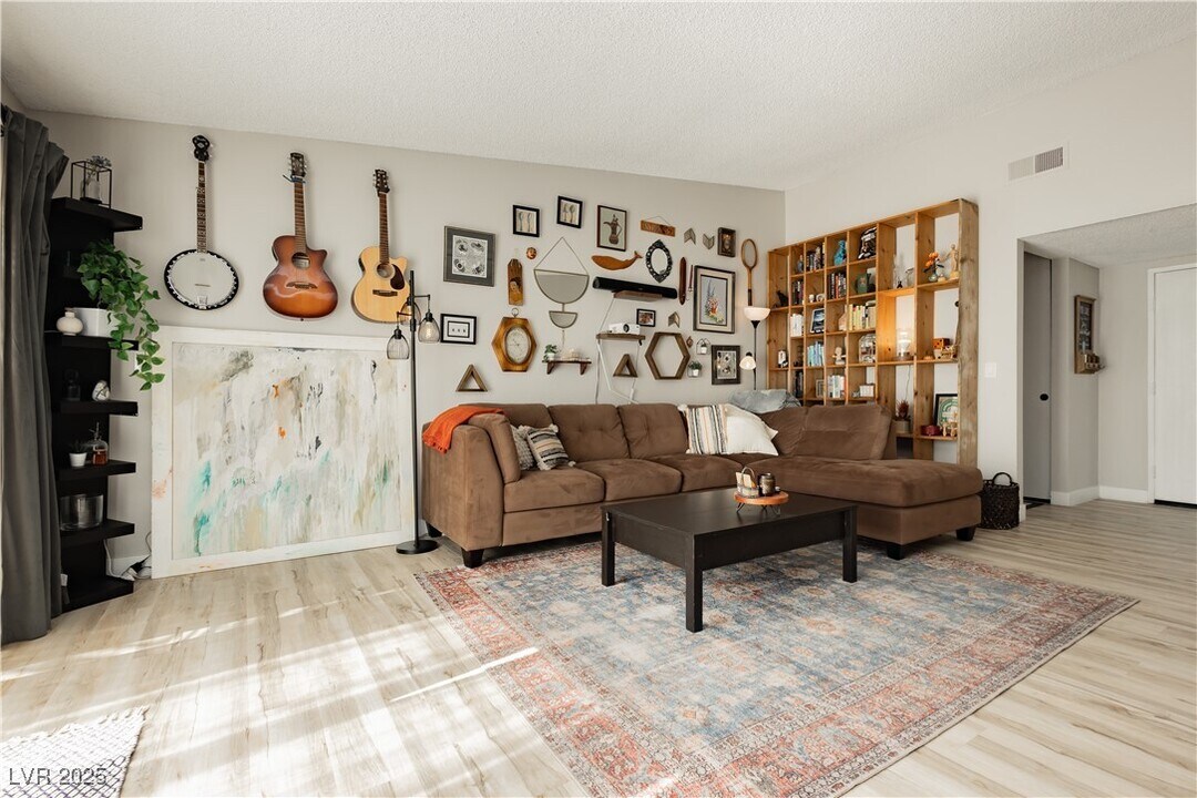 5235 Sunnywood Dr in Las Vegas, NV - Building Photo