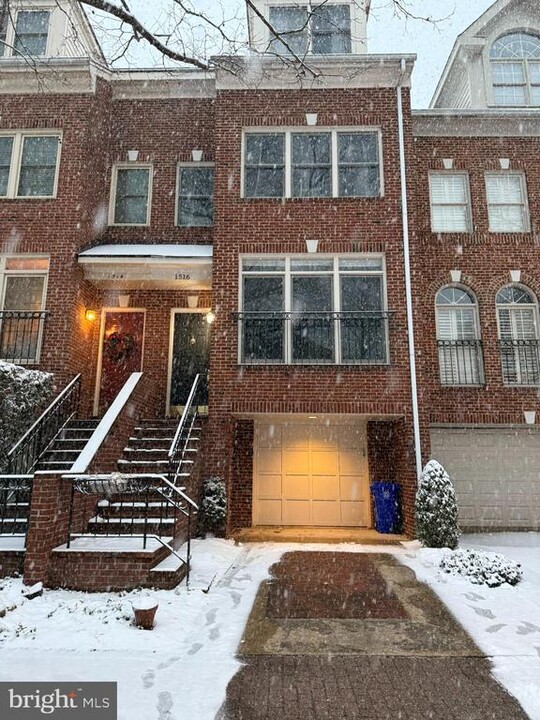 1516 N Colonial Terrace in Arlington, VA - Building Photo