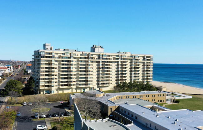 Ocean Cove Condominiums in Long Branch, NJ - Foto de edificio - Building Photo