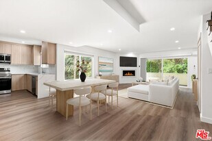 2449 Beachwood Dr in Los Angeles, CA - Building Photo