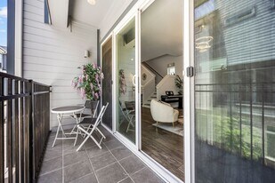 5815 Fairdale Ln in Houston, TX - Building Photo