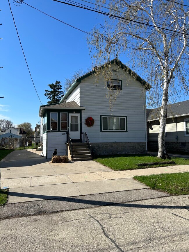 39 W 12th Ave Rentals in Oshkosh, WI